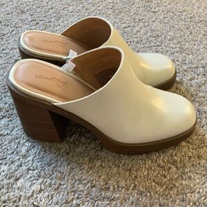 NWOT Universal Thread Mules